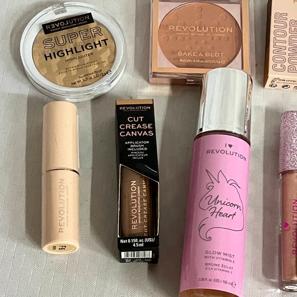Revolution 10 Set Makeup Kit – Highlighter, Concealer, Mist, Powder & More - Picture 2 of 3